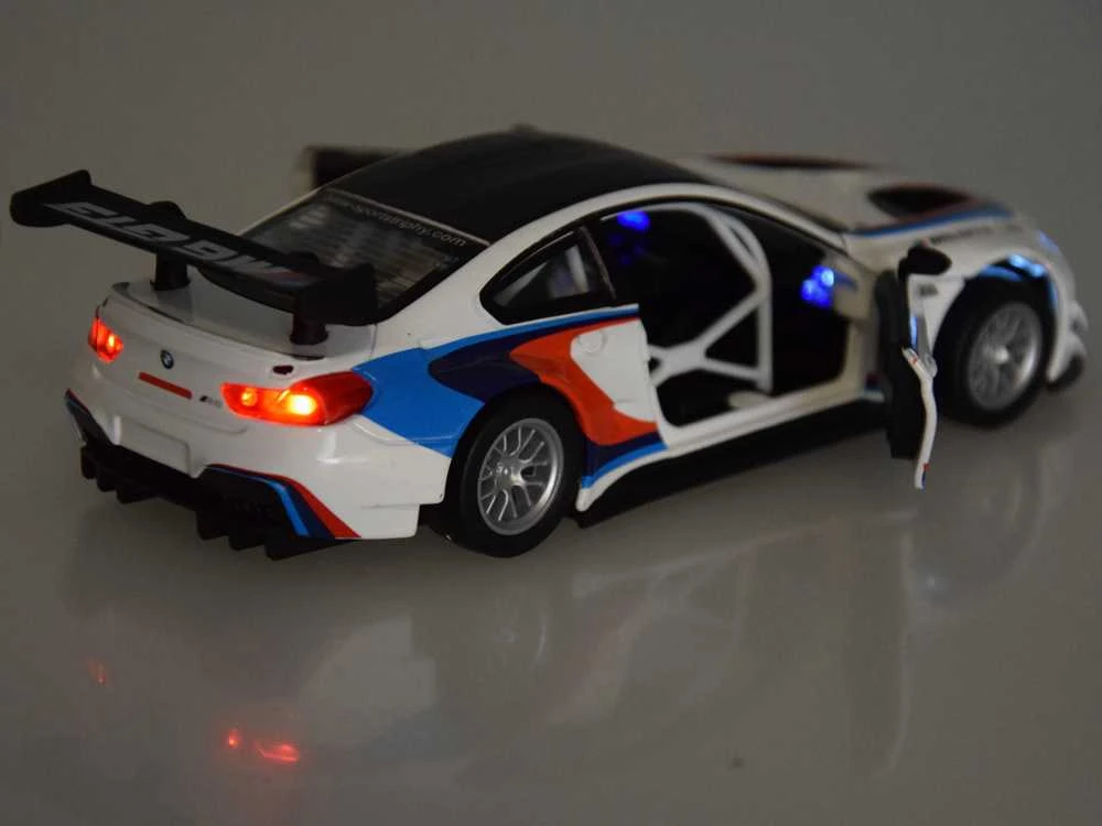 Metalinis automobilis BMW M6 GT3 su šviesos ir garso efektais
