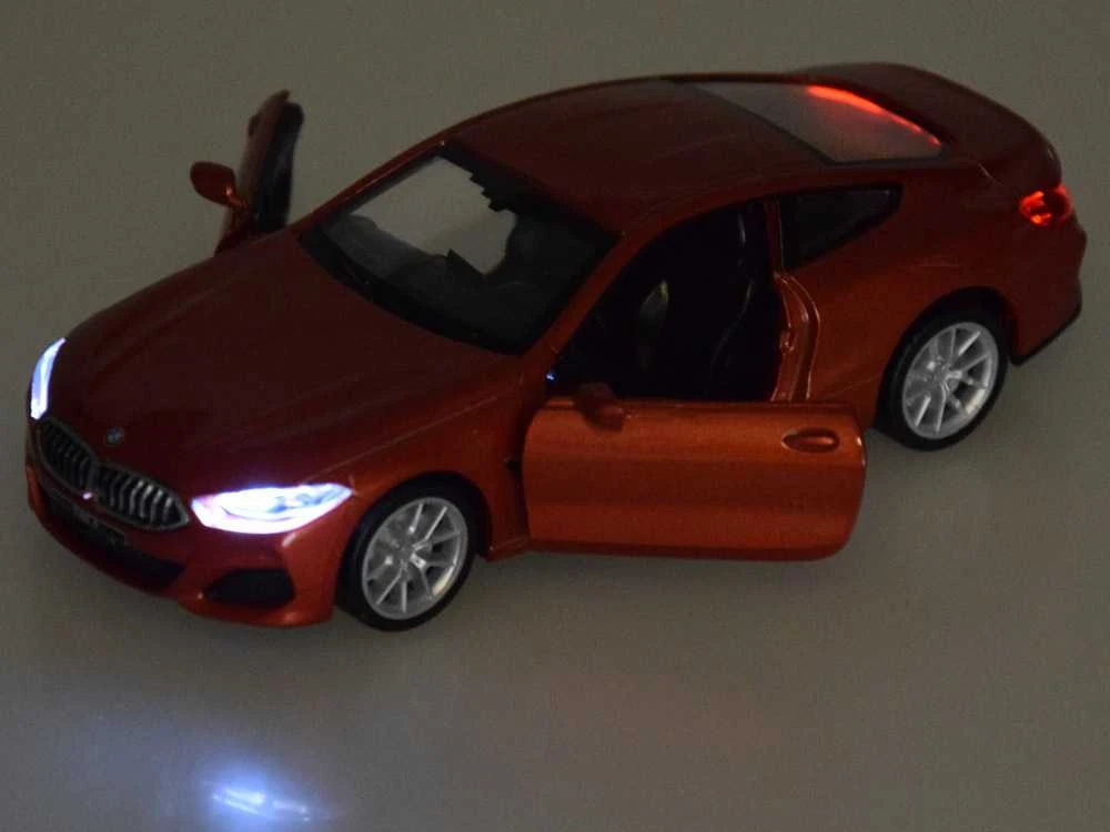 Metalinis automobilis BMW M850i Coupe su šviesos ir garso efektais