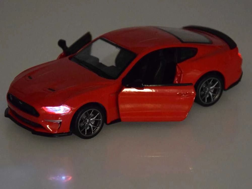 Metalinis automobilis Ford Mustang GT su šviesos ir garso efektais