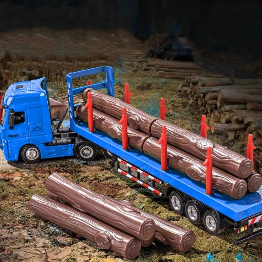Metalinis medienos transportavimo sunkvežimis su rąstais, raudonas