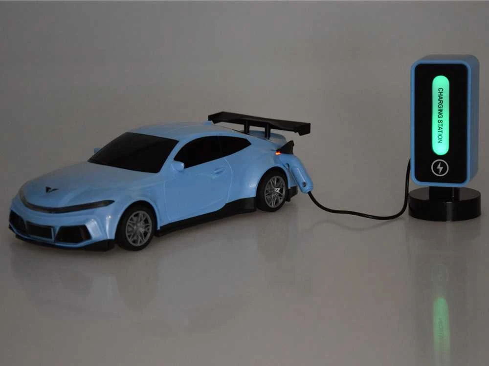 Nuotoliniu būdu valdomas elektrinis automobilis su garso ir šviesos efektais
