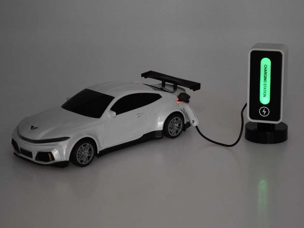 Nuotoliniu būdu valdomas elektrinis automobilis su garso ir šviesos efektais