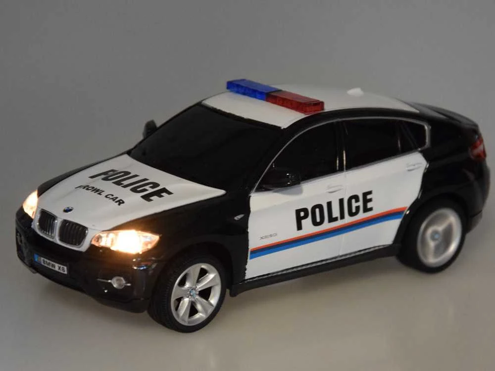 Nuotoliniu būdu valdomas policijos automobilis BMW X6, juodas