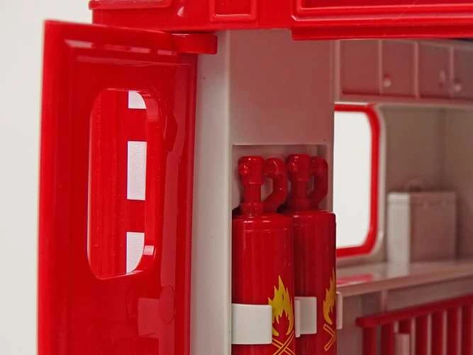 Priešgaisrinės tarnybos „Mercedes Sprinter“ automobilis su nuotolinio valdymo pultu