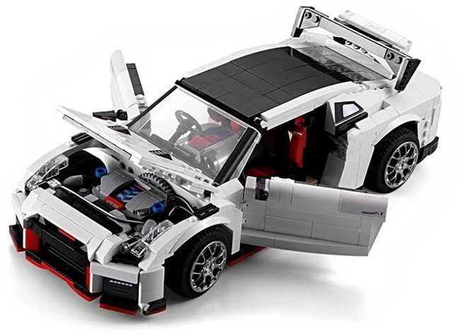 Sportinis automobilis iš statybinių kubelių, 1696 elementai