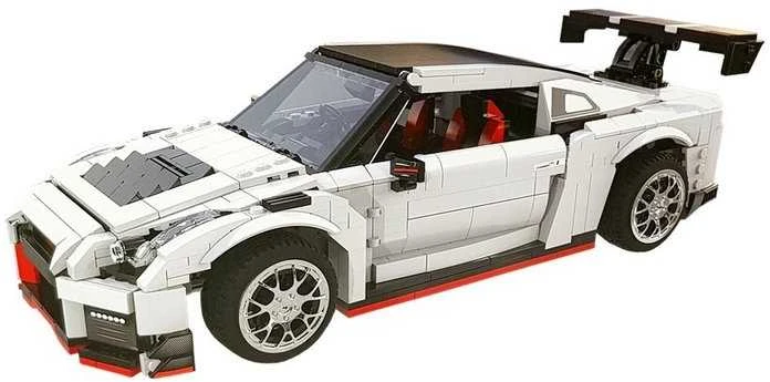 Sportinis automobilis iš statybinių kubelių, 1696 elementai