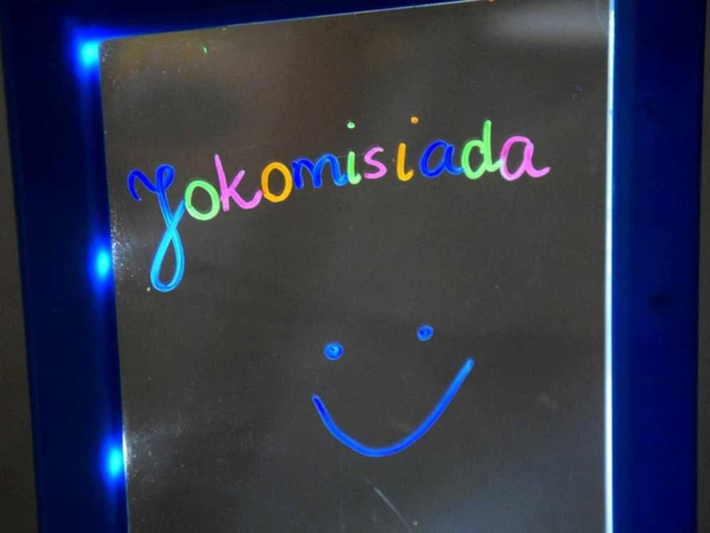 Šviečianti lenta su 3D akiniais ir rašikliais, mėlyna