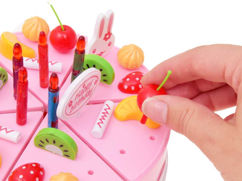 Žaislinis gimtadienio tortas su priedais