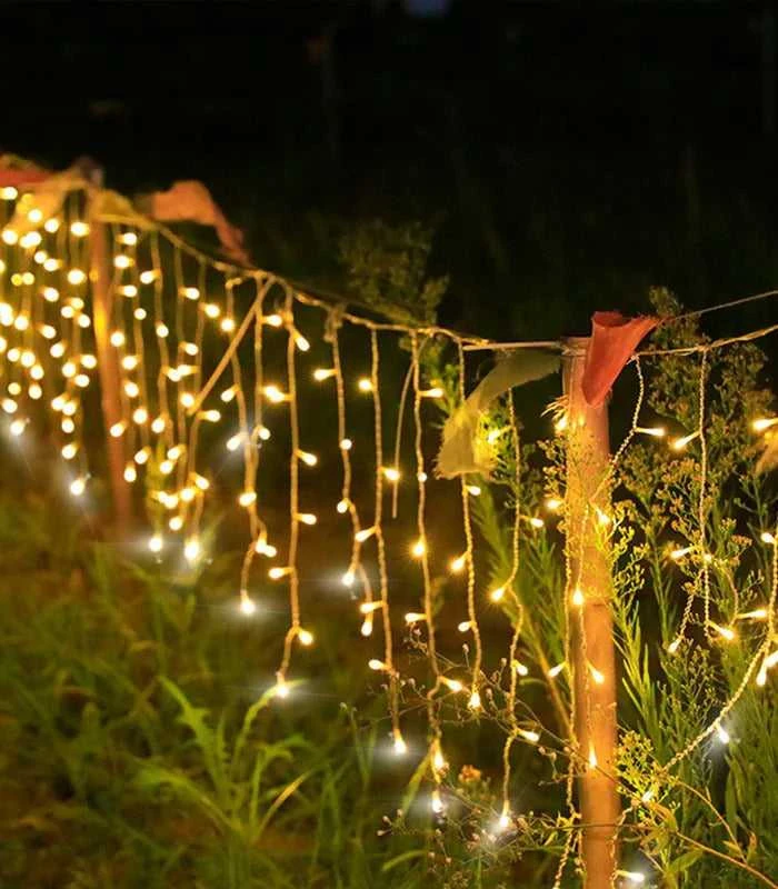 Kalėdinė girlianda - varvekliai 12 m, ŠILTAI BALTA. 300LED