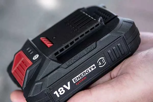 GRAPHITE 18V akumuliatorius rankoje