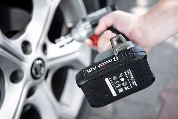 GRAPHITE 18V akumuliatorius suktuke prie automobilio rato