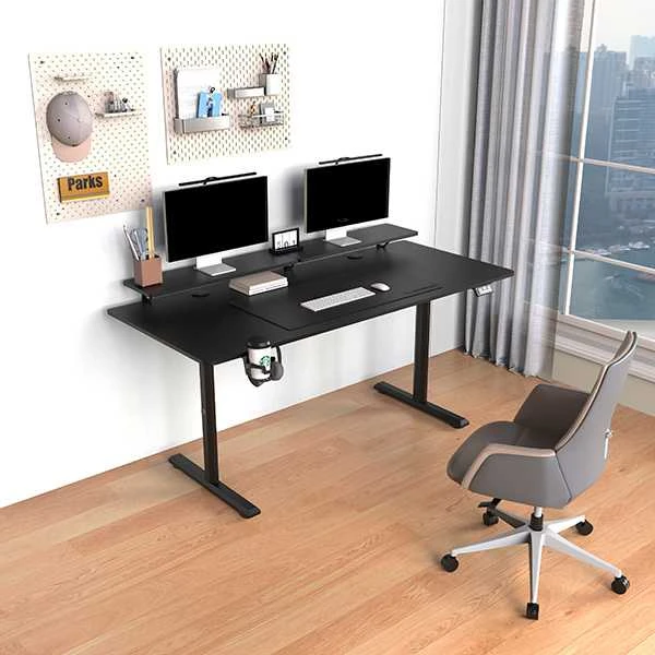 ULTRADESK HIGHLANDER XXL Juodas Biurko su elektryczną regulacją aukščio su laikikliu ausinės i kable 160X70 cm, juoda