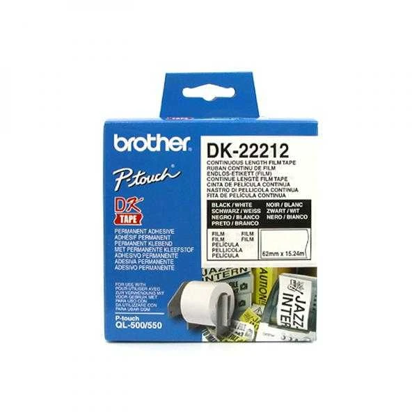 Originalus Brother DK-22212 nenutrūkstamo ilgio kino juostos stiliaus etikečių ritinėlis – juodos raidės baltame fone, 62 mm.