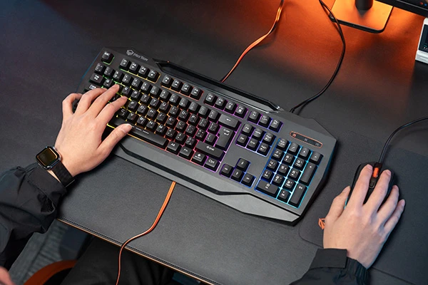 Meetion C490 komplektas klaviatūra su laidu (USB) US, juoda pelė dla gracza, podkładka, klaviatūra