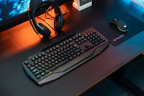 Meetion C490 komplektas klaviatūra su laidu (USB) US, juoda pelė dla gracza, podkładka, klaviatūra