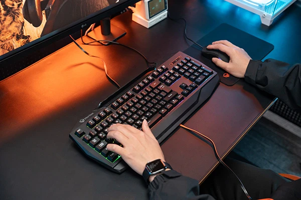 Meetion C490 komplektas klaviatūra su laidu (USB) US, juoda pelė dla gracza, podkładka, klaviatūra