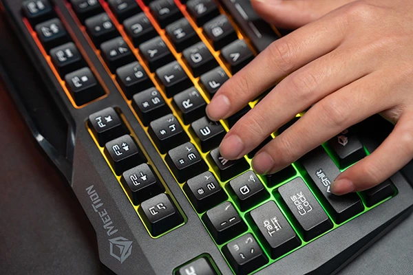 Meetion C490 komplektas klaviatūra su laidu (USB) US, juoda pelė dla gracza, podkładka, klaviatūra