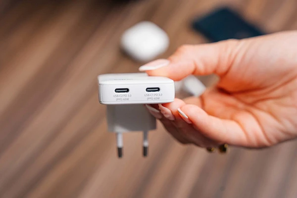 Nabíječka Essentials Slim, Įkroviklis jungiama į tinklą GaN USB-C1 PD 3.0 , USB-C2 PD 3.0, balta, 65W