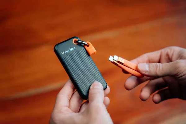 Kietasis diskas Verbatim diskas SSD 2TB - raktų pakabukas su laidu USB 3.2 gen.2 juodos ir oranžinės spalvos 32197