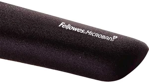 Fellowes PlushTouch juoda - priešais klaviatūrą