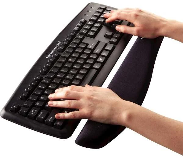Fellowes PlushTouch juoda - priešais klaviatūrą