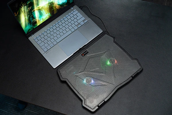 Stojak pod notebook, CP2020, su pašvietimu, su wiatrakiem, juoda, Meetion
