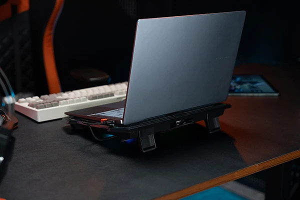 Stojak pod notebook, CP2020, su pašvietimu, su wiatrakiem, juoda, Meetion