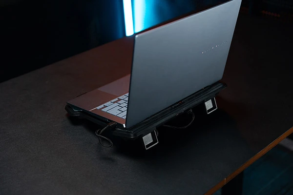 Stojak pod notebook, CP2020, su pašvietimu, su wiatrakiem, juoda, Meetion