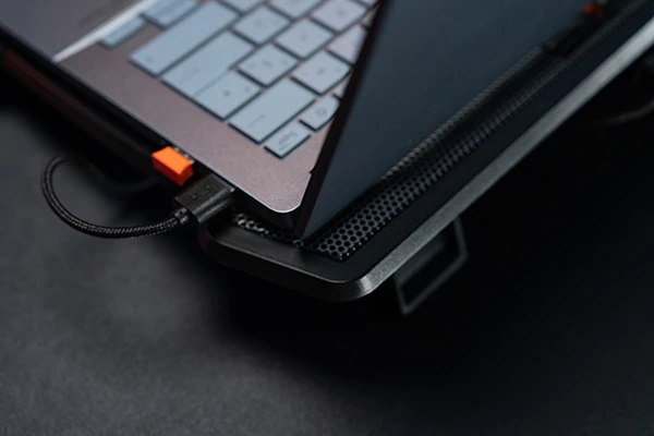 Stojak pod notebook, CP2020, su pašvietimu, su wiatrakiem, juoda, Meetion