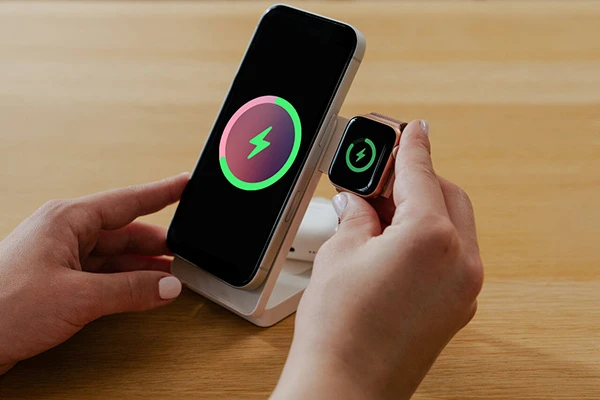 „Verbatim Charge ‘n’ Go Qi2 3-in-1“ magnetinė belaidė išorinė baterija, 10000 mAh, USB-C, Baltas