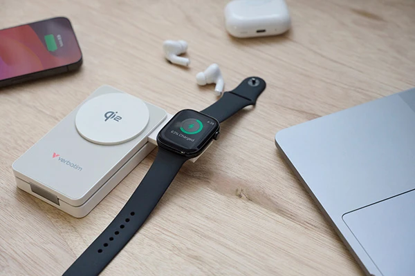 „Verbatim Charge ‘n’ Go Qi2 3-in-1“ magnetinė belaidė išorinė baterija, 10000 mAh, USB-C, Baltas