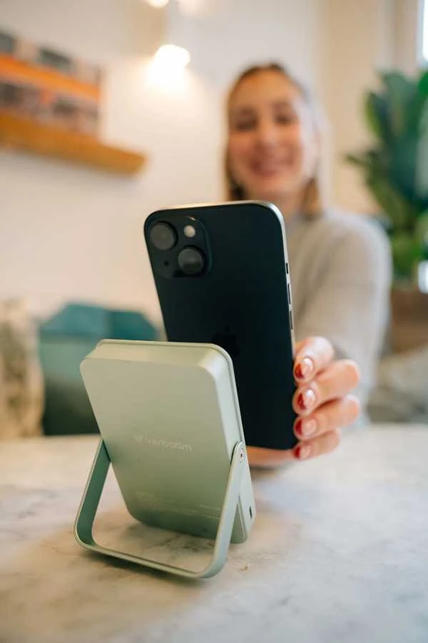 Verbatim Charge ‘n’ Go magnetinis belaidis išorinis akumuliatorius su stovu, 10000mAh, Žalias