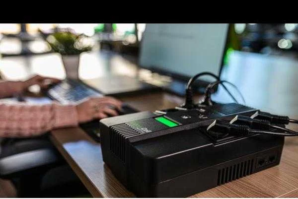 Green Cell Žalias Cell GREENCELL UPS06 UPS Žalias Cell AiO su LCD 600VA