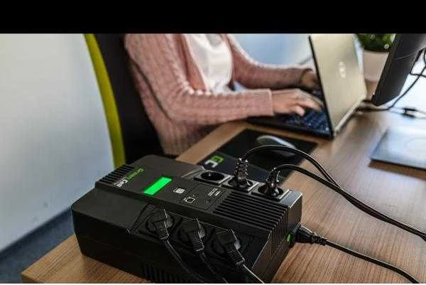 Green Cell Žalias Cell GREENCELL UPS06 UPS Žalias Cell AiO su LCD 600VA