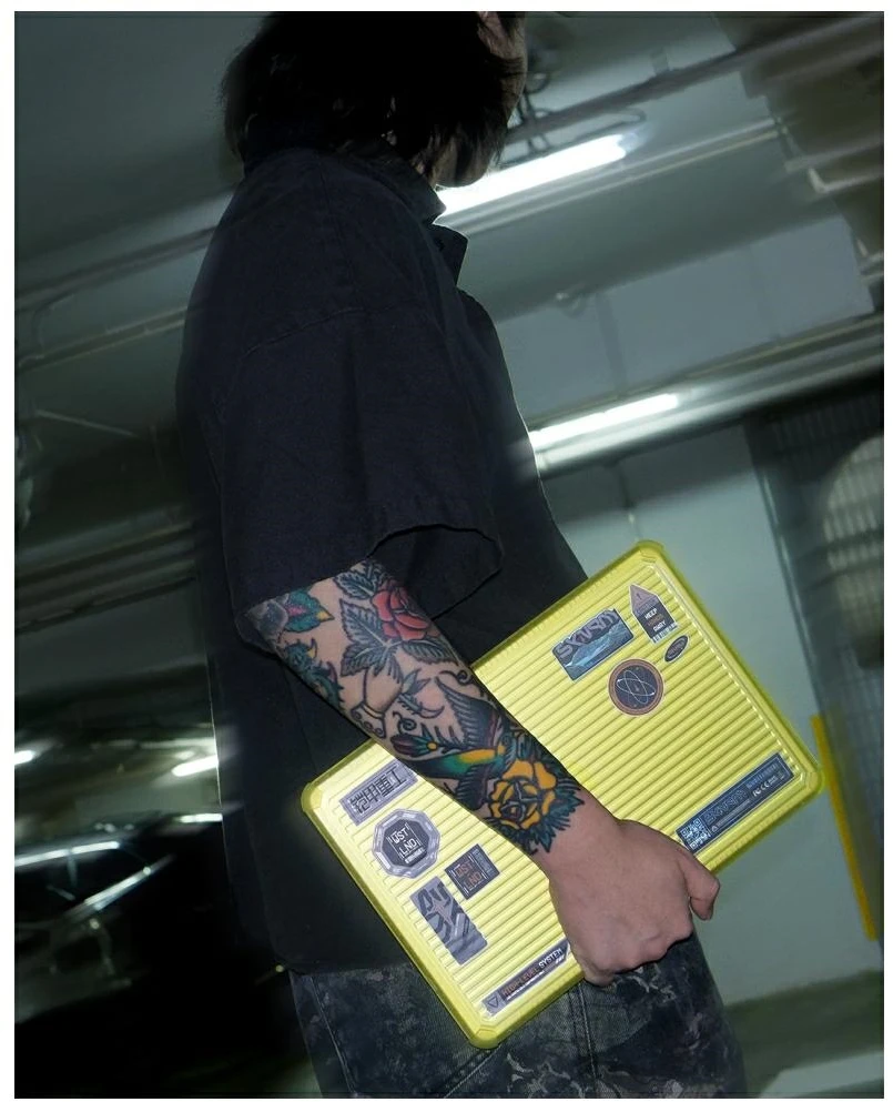 Dėklas Skinarma Protective Dėklas Vibron skirtas MacBook Neo 13″ yellow