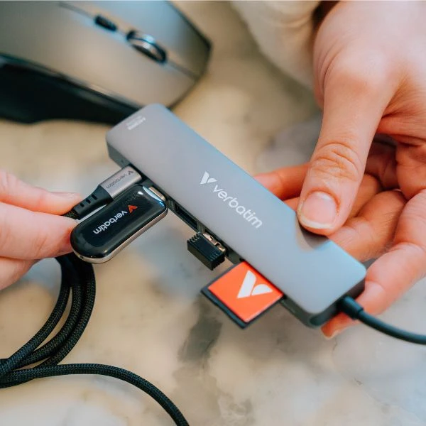 USB Hub Verbatim HDMI/USB-C 3.2/USB-C/2xUSB-A 3.2/SD/Micro SD aliuminio korpusas 32158 aprašymas - Prekės nuotrauka USB Hub Verbatim HDMI/USB-C 3.2/USB-C/2xUSB-A 3.2/SD/Micro SD aliuminio korpusas 32158 aprašymas - Prekės nuotrauka