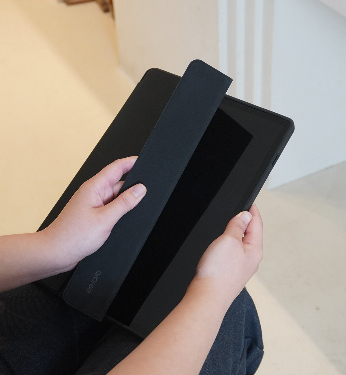Araree etui A Folio Sam Tab A9 Plusczarny/juodas AR10-01820A aprašymas - Prekės nuotrauka Araree etui A Folio Sam Tab A9 Plusczarny/juodas AR10-01820A aprašymas - Prekės nuotrauka