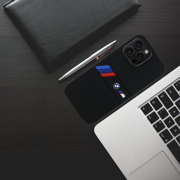 BMW BMHMP16X23SAXK Apple iPhone 16 Pro Max 6.9″ juodos spalvos kietas dėklas Silicone Middle Stripe MagSafe aprašymas - Prekės nuotrauka BMW BMHMP16X23SAXK Apple iPhone 16 Pro Max 6.9″ juodos spalvos kietas dėklas Silicone Middle Stripe MagSafe aprašymas - Prekės nuotrauka