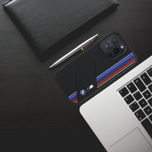 BMW BMHMP16X23SCUK Apple iPhone 16 Pro Max 6.9″ juodos spalvos kietas dėklas Silicone Cut Tricolor Lines MagSafe aprašymas - Prekės nuotrauka BMW BMHMP16X23SCUK Apple iPhone 16 Pro Max 6.9″ juodos spalvos kietas dėklas Silicone Cut Tricolor Lines MagSafe aprašymas - Prekės nuotrauka