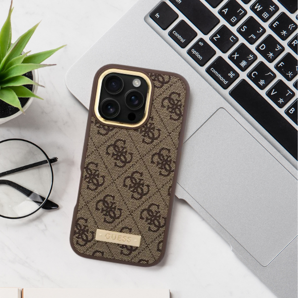Guess GUHMP16MU4GPRB Apple iPhone 16 Plus 6.7″ mėlynas kietas dėklas 4G Logo Plate MagSafe aprašymas - Prekės nuotrauka Guess GUHMP16MU4GPRB Apple iPhone 16 Plus 6.7″ mėlynas kietas dėklas 4G Logo Plate MagSafe aprašymas - Prekės nuotrauka