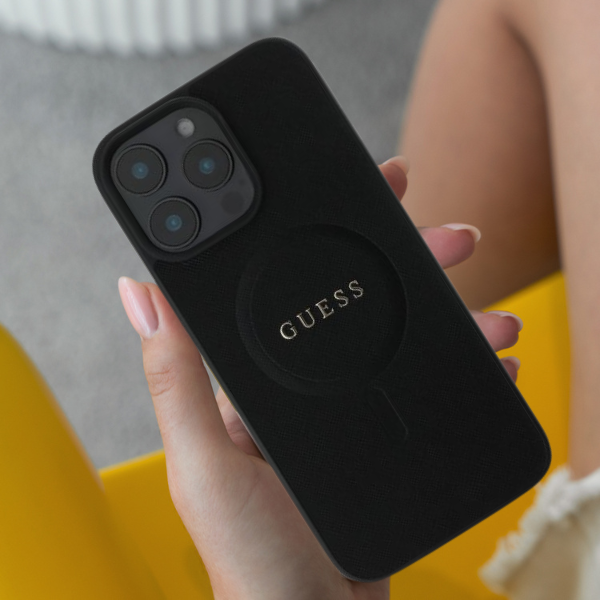 Guess GUHMP16XPSAHMCU Apple iPhone 16 Pro Max 6.9″ violetinės spalvos kietas dėklas Saffiano MagSafe aprašymas - Prekės nuotrauka Guess GUHMP16XPSAHMCU Apple iPhone 16 Pro Max 6.9″ violetinės spalvos kietas dėklas Saffiano MagSafe aprašymas - Prekės nuotrauka
