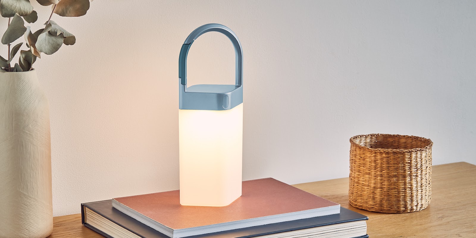 Dėklas Lexon „Horizon“ belaidė LED lempa, šviesiai mėlyna LH77LB1 aprašymas - Prekės nuotrauka Dėklas Lexon „Horizon“ belaidė LED lempa, šviesiai mėlyna LH77LB1 aprašymas - Prekės nuotrauka
