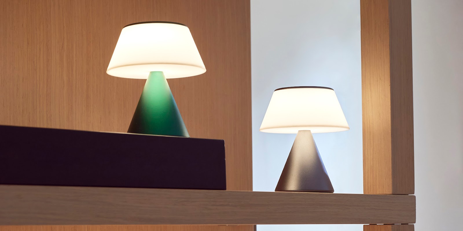 Dėklas Lexon Luma M LED lempa tamsiai raudona LH87DR aprašymas - Prekės nuotrauka Dėklas Lexon Luma M LED lempa tamsiai raudona LH87DR aprašymas - Prekės nuotrauka