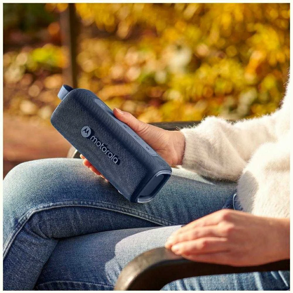 Motorola ROKR 600 mėlyna kolonėlė rankose