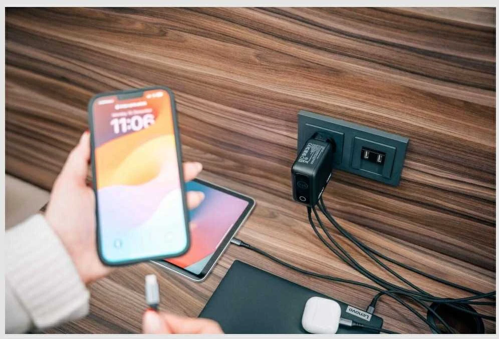 Verbatim Mini GaN Charger 140W with Ekranas, 3× USB-C PD, 1× USB-A QC 3.0, Juodas