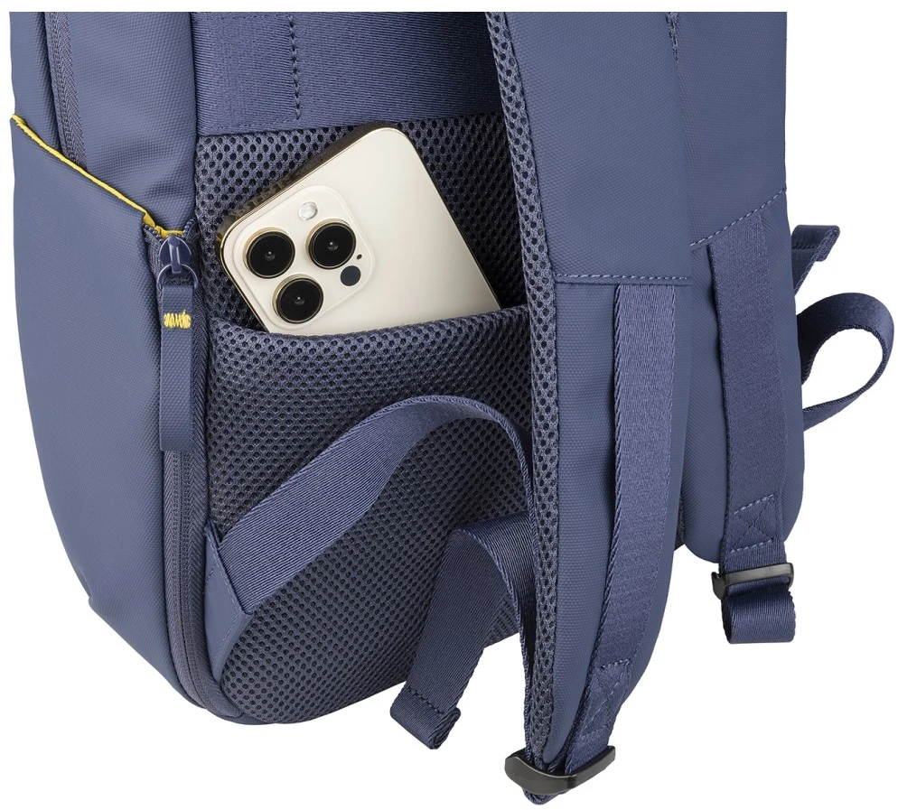 „Tucano“ „lazerinis“ kuprinė 15,6 colių nešiojamiesiems kompiuteriams ir 16 colių „MacBook“ kompiuteriams, pagaminta iš vandeniui atsparaus, derva dengto audinio, gauto iš perdirbto plastiko, pasižymi kompaktišku dizainu ir puikia kišenių organizavimo sistema.