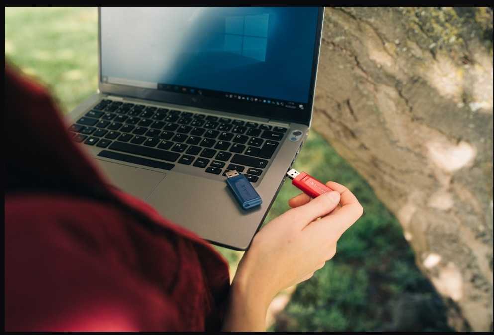 Verbatim USB atmintinė, USB 2.0, 32GB, Slider, mėlyna, raudona, 49327, USB A, usb su ištraukiama jungtimi. 2 vnt