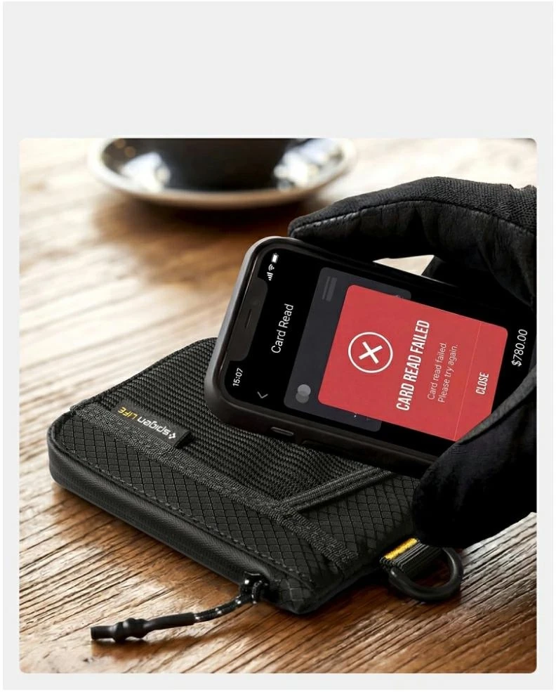SPIGEN LF300 MINKŠTAS RFID KORTELIŲ DĖKLAS Juodas