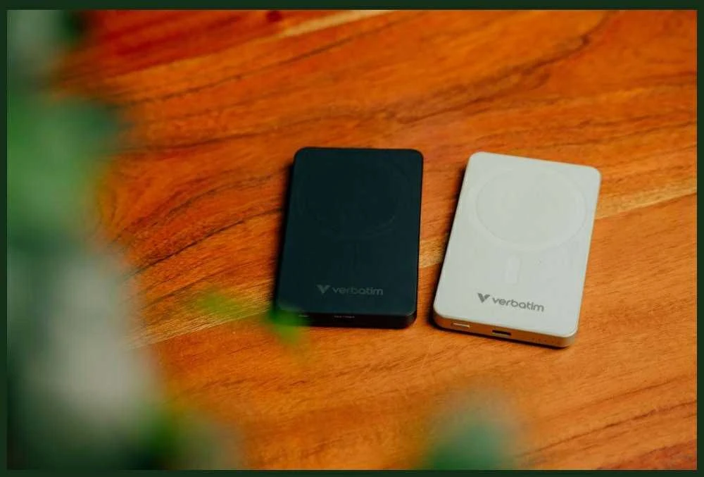 „Verbatim Charge ‘n’ Go Essentials“ magnetinė belaidė išorinė baterija, 5000 mAh, Žalia