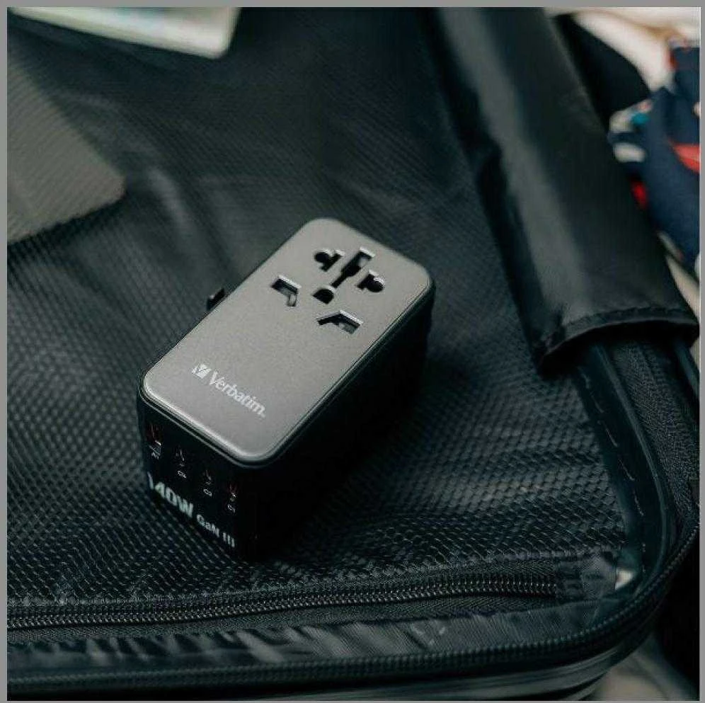 Verbatim 140W kelioninis adapteris su USB jungtimis